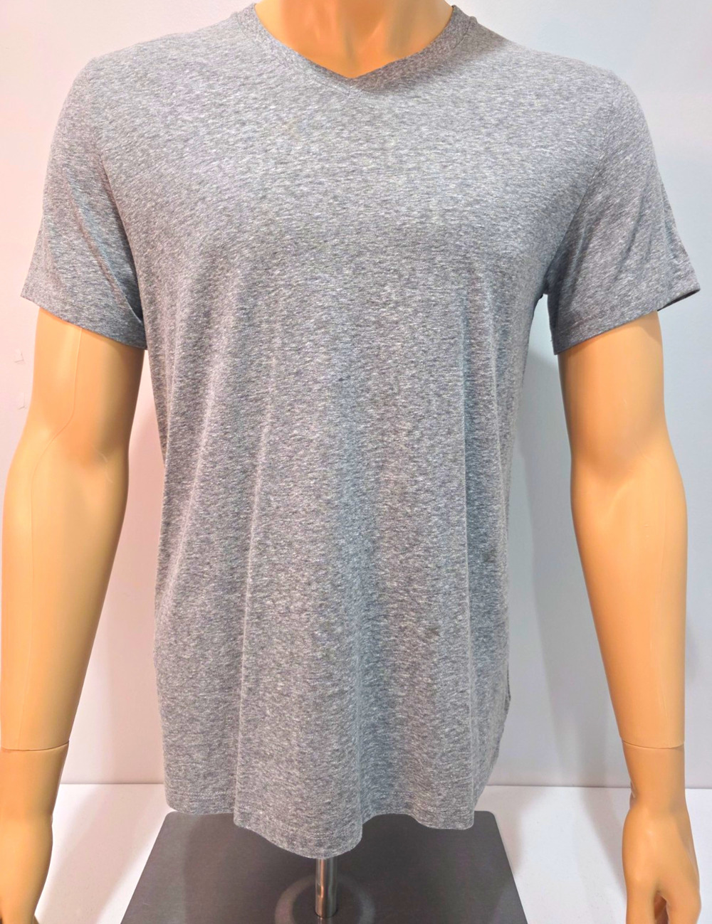 Old Navy Men’s M Regular Solid Gray V-Neck Short Sleeve T-Shirt